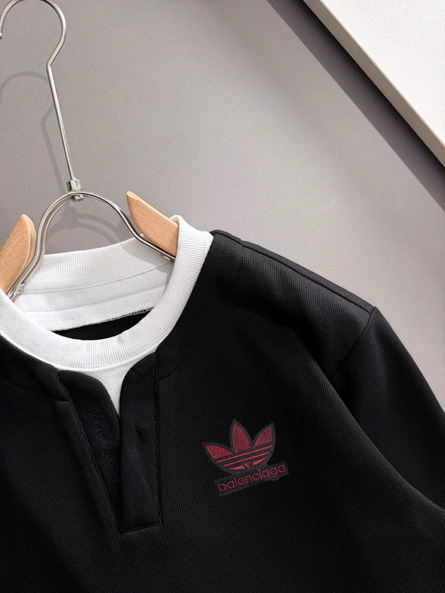 Paris Clover exclusively launches the 2026 autumn and winter New Arrival long-sleeved sweatshirts for men and women. Same Style. Many stars have the same style. Craftsmanship that ordinary small workshops cannot copy. No matter in terms of materials, detail restoration and craftsmanship, we are not afraid of any challenges, just to provide you with wonderful products. Compare the top Original versions at will. No expense is spared just to make it better. Unique imported fabric feel. Purely imported German machine production. Precision operation. Thousands of needles density. A complete set of New Arrival accessories with three standards can be customized simultaneously. Versatile upper body is fashionable, a perfect choice for autumn and winter, and a must-have item. Sizes table: M-4XL (please state your height and weight when placing an order)